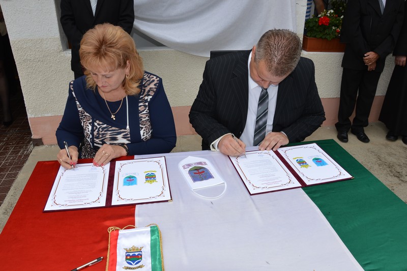 A testvér-települési együttműködési megállapodások aláírására 2015. augusztus 18-án ünnepélyes keretek között került sor.